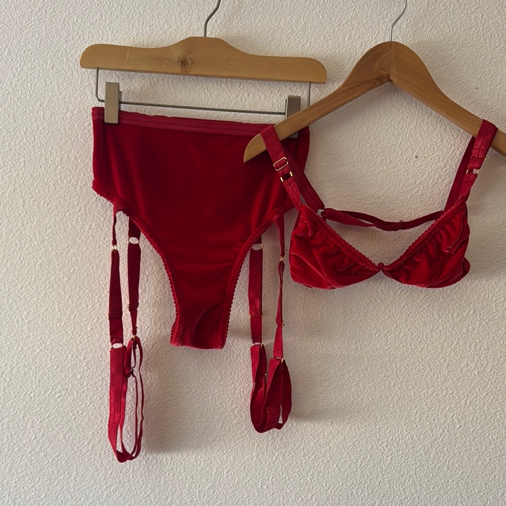 Solstice Women's Lingerie Set